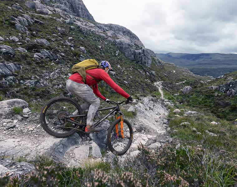 Mountainbiker mit Deuter Fahrradrucksack