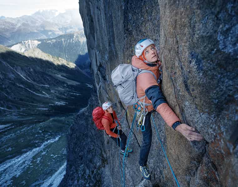 Zwei Kletterer mit deuter Hochtourenrucksack
