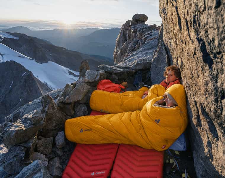 Zwei Personen in deuter Schlafsäcken