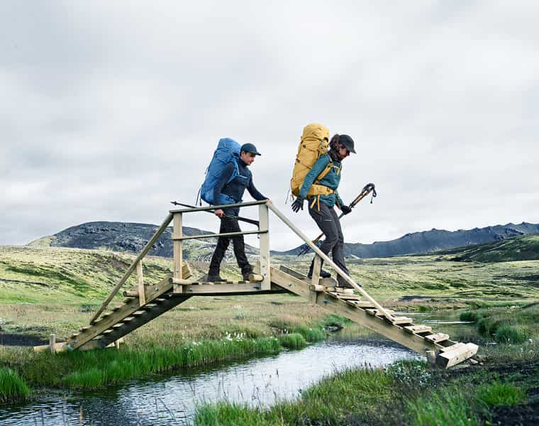 Zwei Personen mit deuter Trekkingrucksäcken