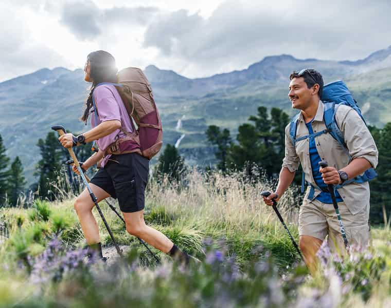 Zwei Personen mit Deuter Wanderrucksäcken