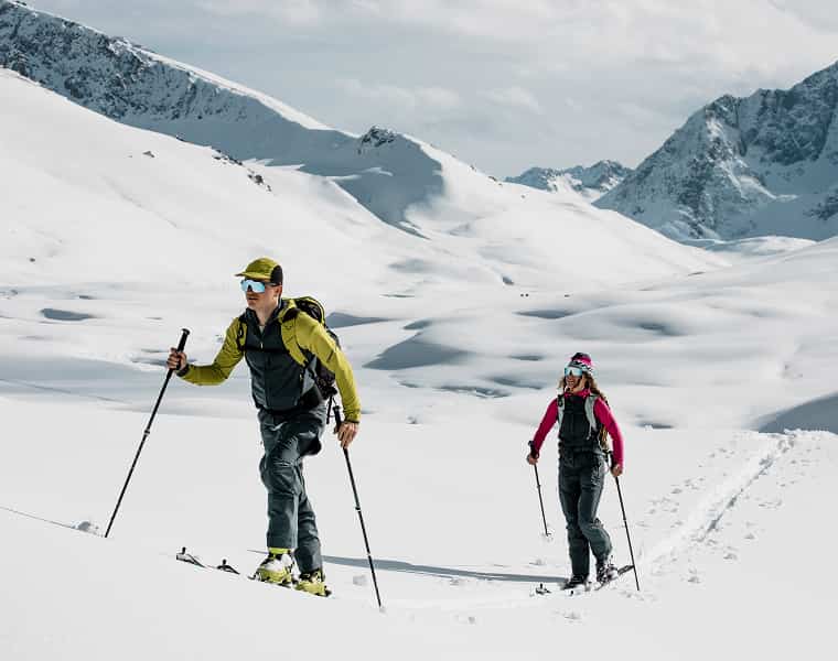 Zwei Skitourengeher*innen mit Dynafit Ausrüstung