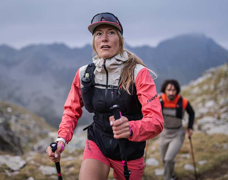 Frau mit Dynafit Bekleidung