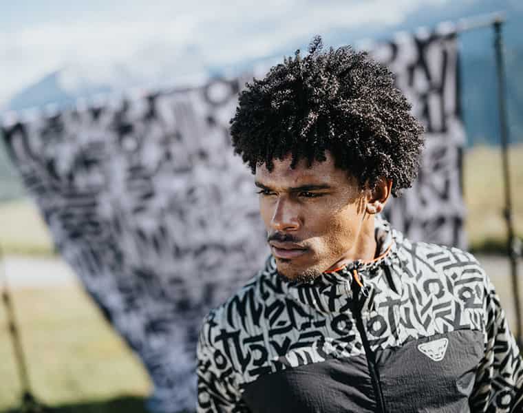 Mann mit Dynafit Bekleidung