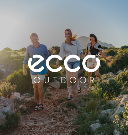 Personen mit Wandersandalen und Ecco Logo