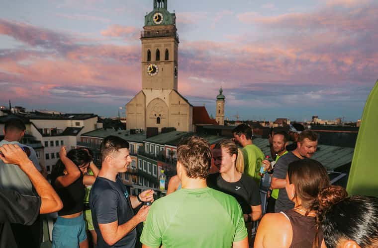 Menschengruppe auf der Sporthaus Schuster Dachterrasse