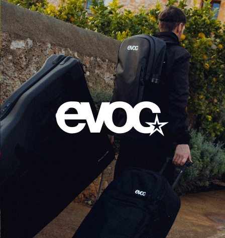 Person mit Biketaschen und evoc Logo