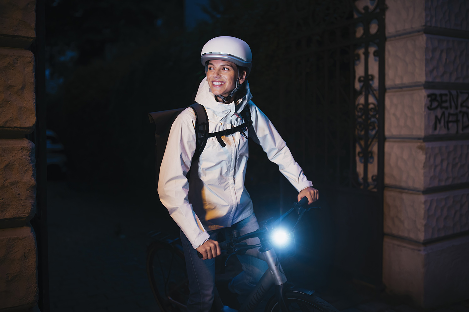 Frau nachts auf Fahrrad mit Licht