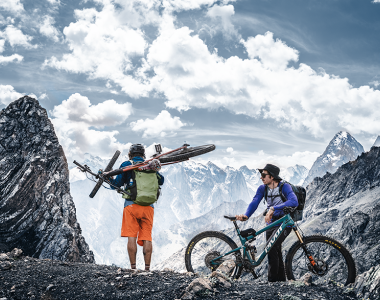 Zwei Mountainbiker mit Deuter Fahrradrucksack