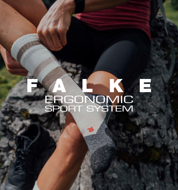 Person mit Wandersocken und Falke Logo