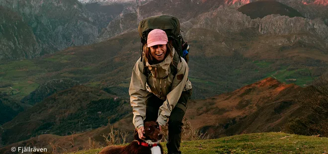 Frau mit Regenjacke und Hund