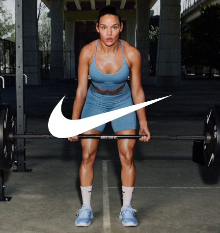 Frau beim Training und Nike Logo