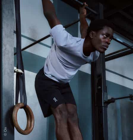 Mann mit weißem Trainingsshirt