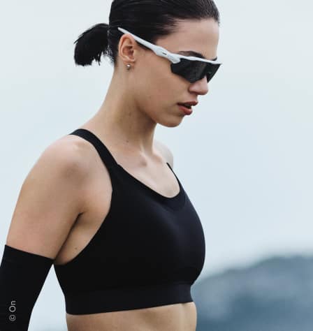 Frau in schwarzem Sport BH