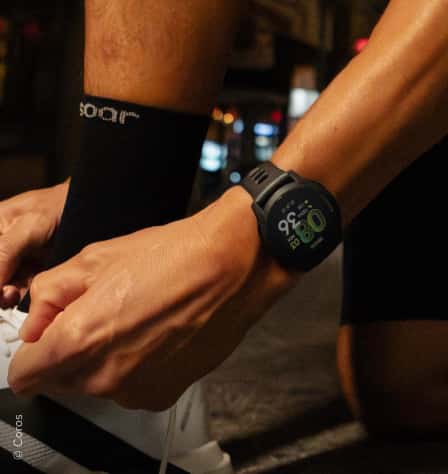 Frau trägt Sportuhr von Coros am Arm