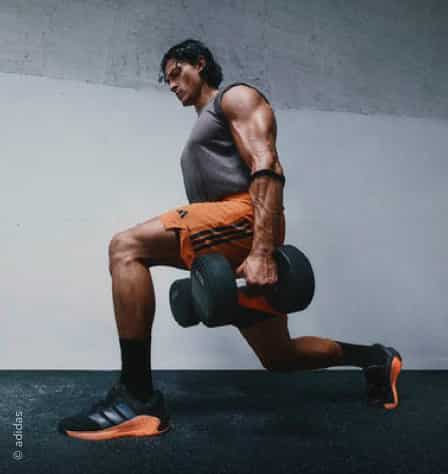 Mann in orangefarbener Trainingshose