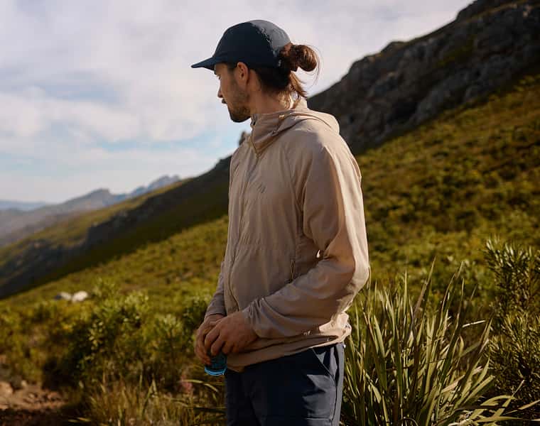 Mann mit Fjällräven Jacke