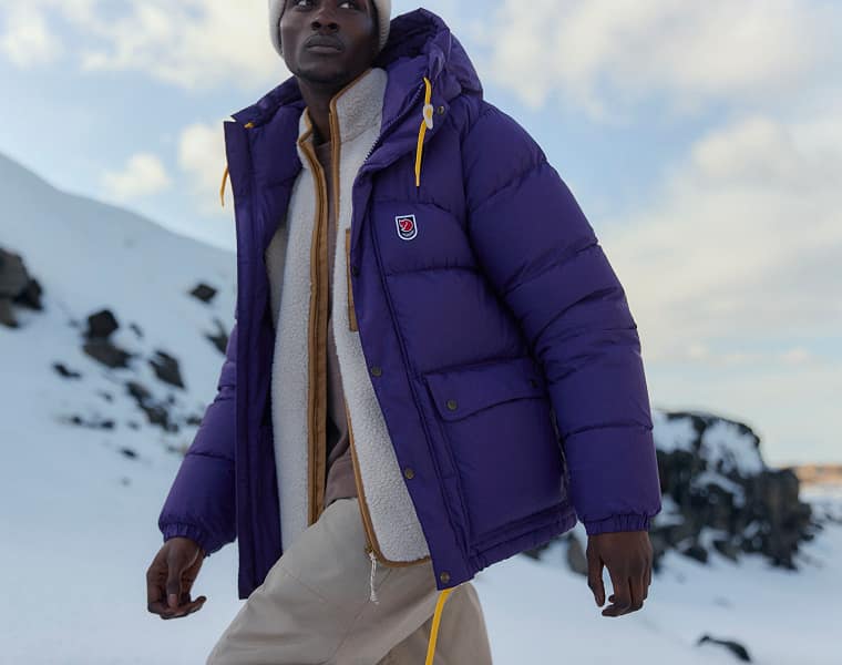 Mann mit Fjällräven Jacke
