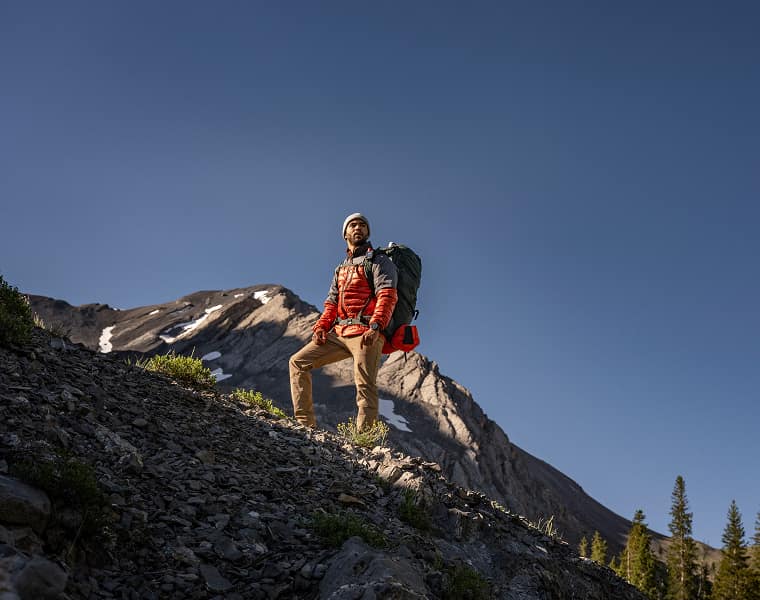 Wanderer am Berg mit Garmin Handheld