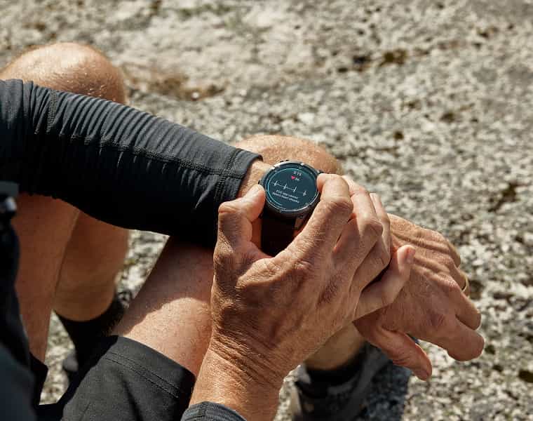 Person schaut auf Uhr am Handgelenk