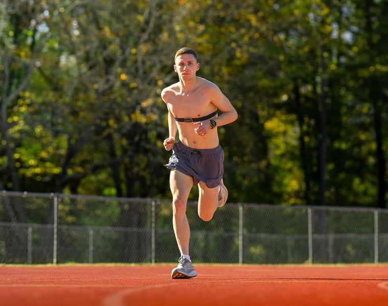Läufer auf der Tartanbahn mit Garmin Brustgurt