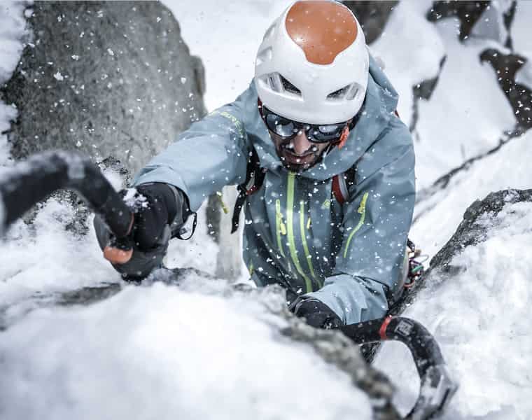 Man in Gore-Tex Pro Kleidung bei Eisklettern