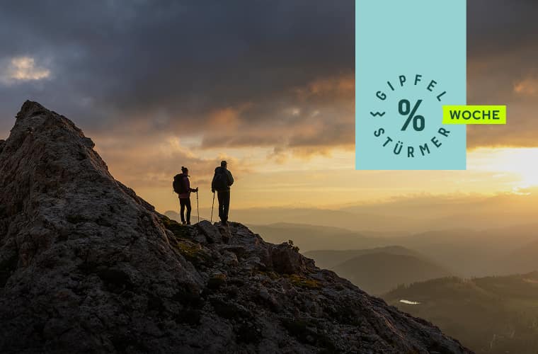 Zwei Wanderer*innen bei Sonnenaufgang