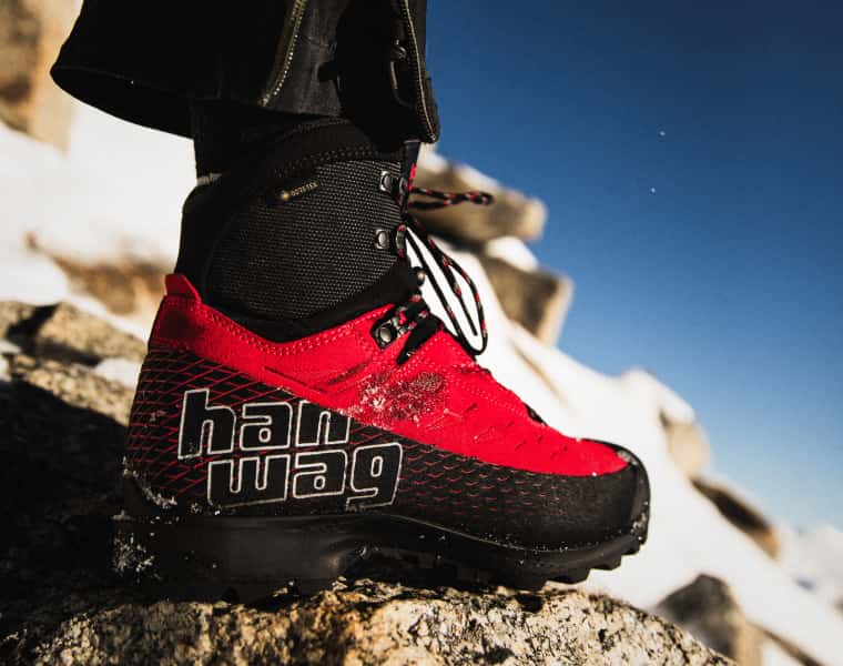 Person mit Hochtourenschuhen von Hanwag