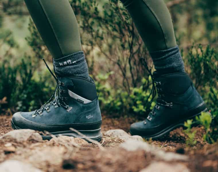 Person mit Trekkingschuhen von Hanwag