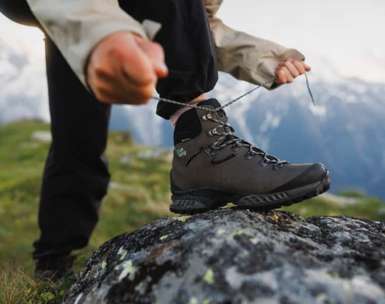 Person mit Trekkingschuhen von Hanwag