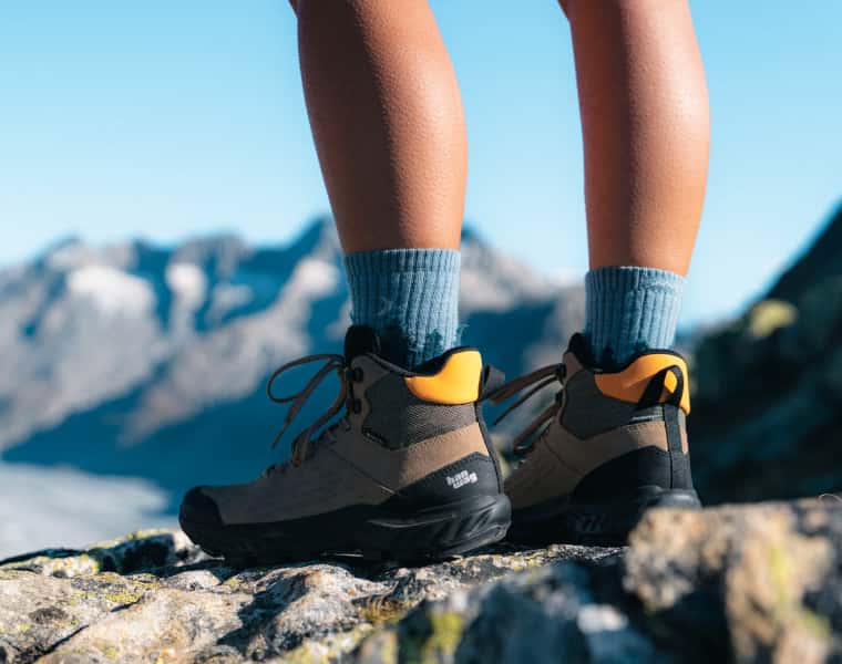 Person mit Wanderschuhen von Hanwag