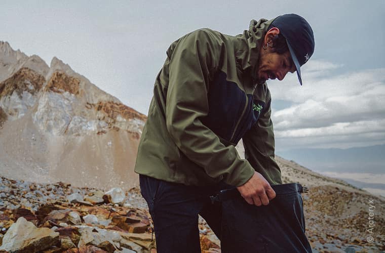 Mann mit Wanderbekleidung