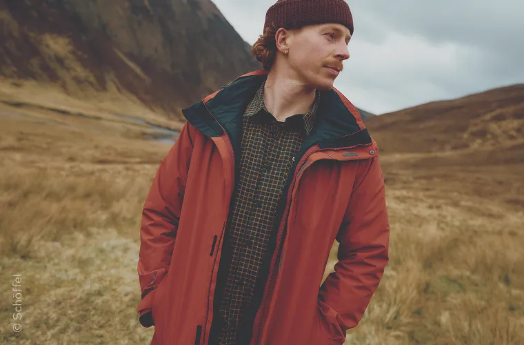 Mann mit Wanderbekleidung in herbstlicher Landschaft