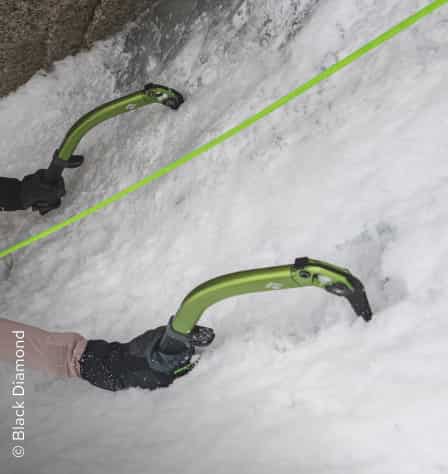 Eispickel an einem Schneehang