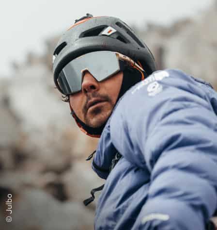 Person mit Gletscherbrille und Helm