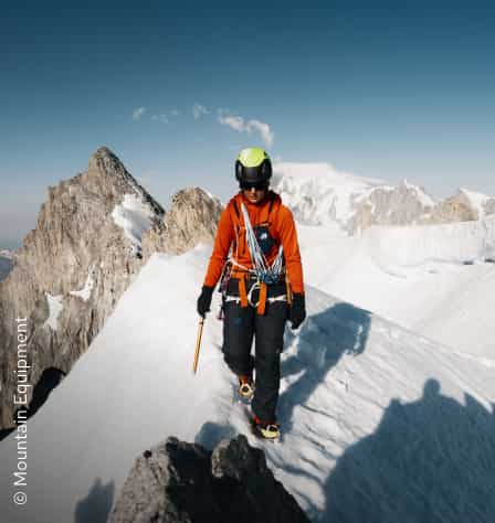 Person mit Hochtourenausrüstung auf einem Grat