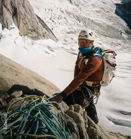 Person mit Kletterseilen am Fels