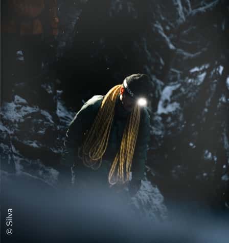 Person mit Stirnlampe