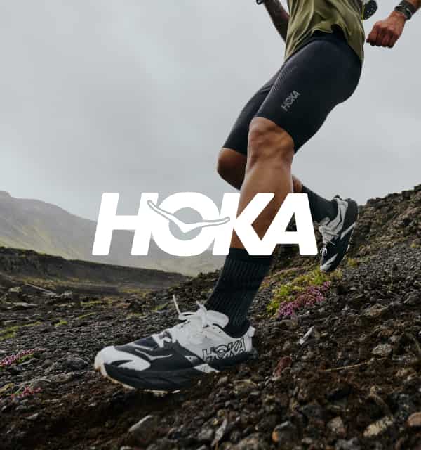 Läufer mit Speedgoat 7 und Hoka Logo