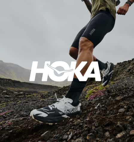 Trail-Läufer mit Speedgoat 7 und Hoka Logo