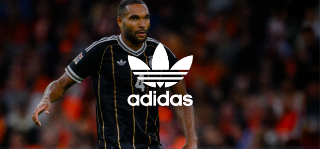 Bild von Fußballspieler in neuem DFB Trikot und adidas Logo