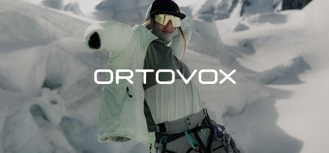 Frau mit Jacke und Ortovox Logo