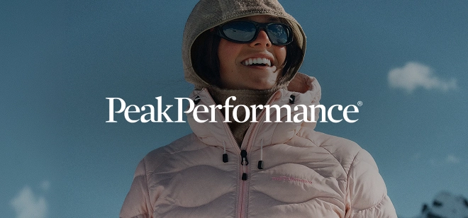 Frau mit Jacke und Peak Performance Logo