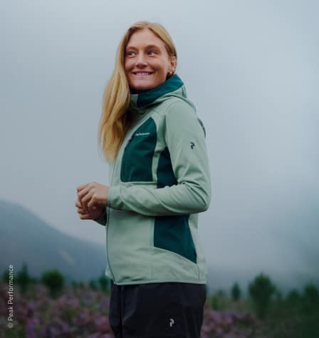 Frau mit blauer Softshelljacke