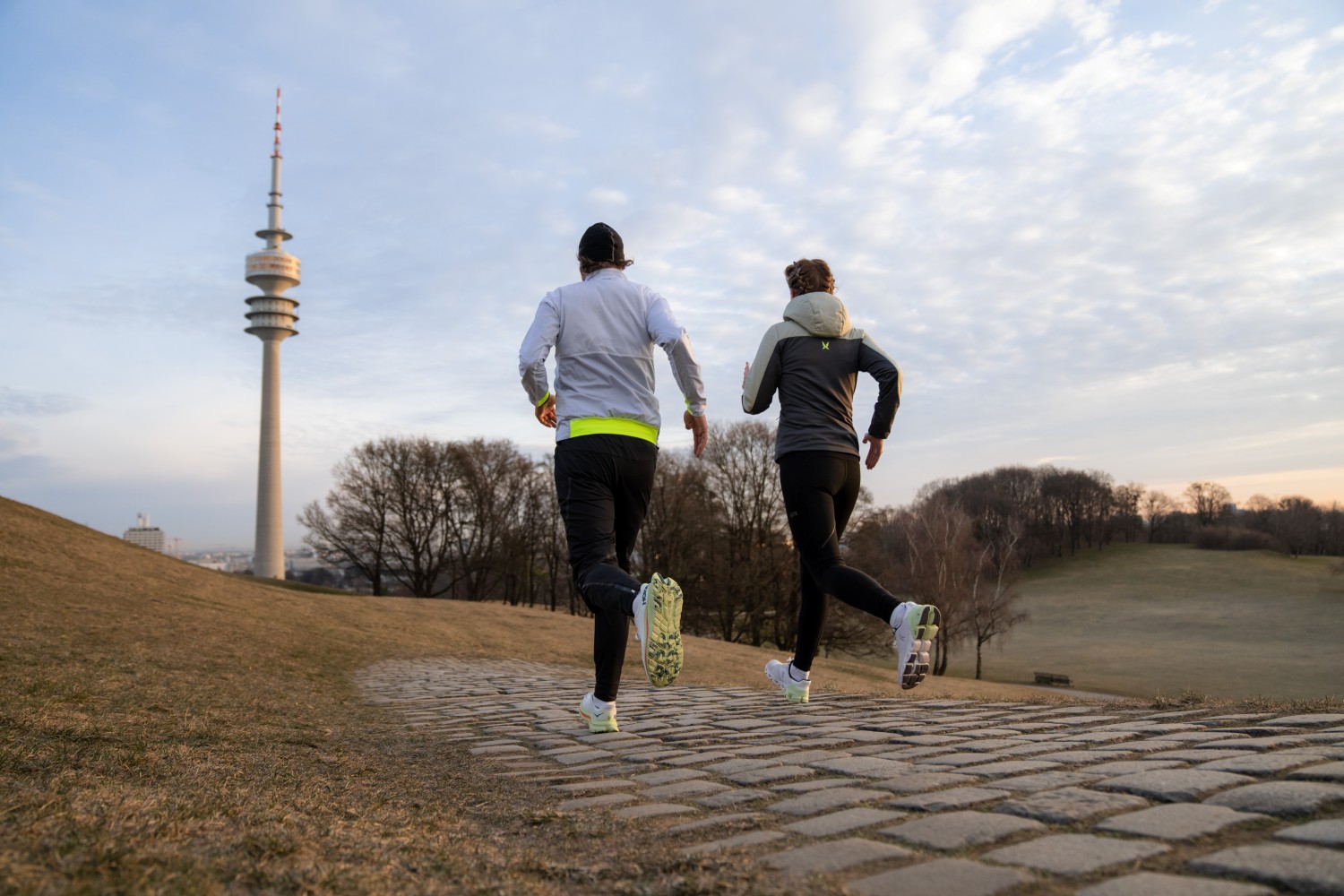 Zwei Menschen joggen gemeinsam