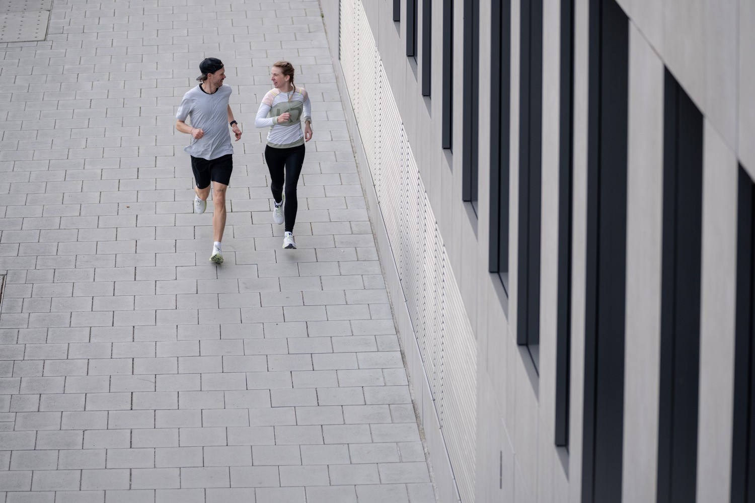 Eine Frau und ein Mann joggen miteinander