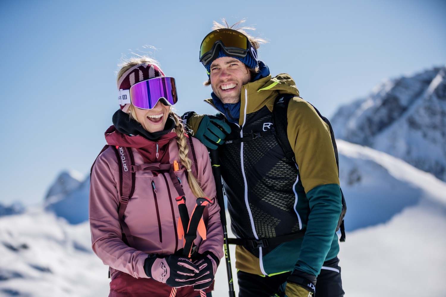 2 Skitourengeher mit Skitourenjacken