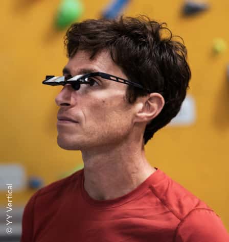 Mann mit Kletterbrille