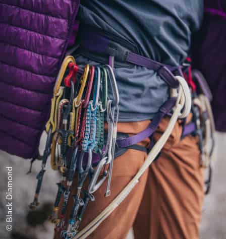 Kletterer mit Karabinern am Gurt