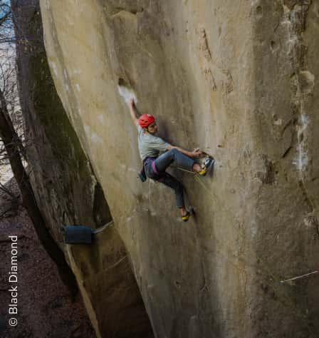 Kletterer mit rotem Kletterhelm